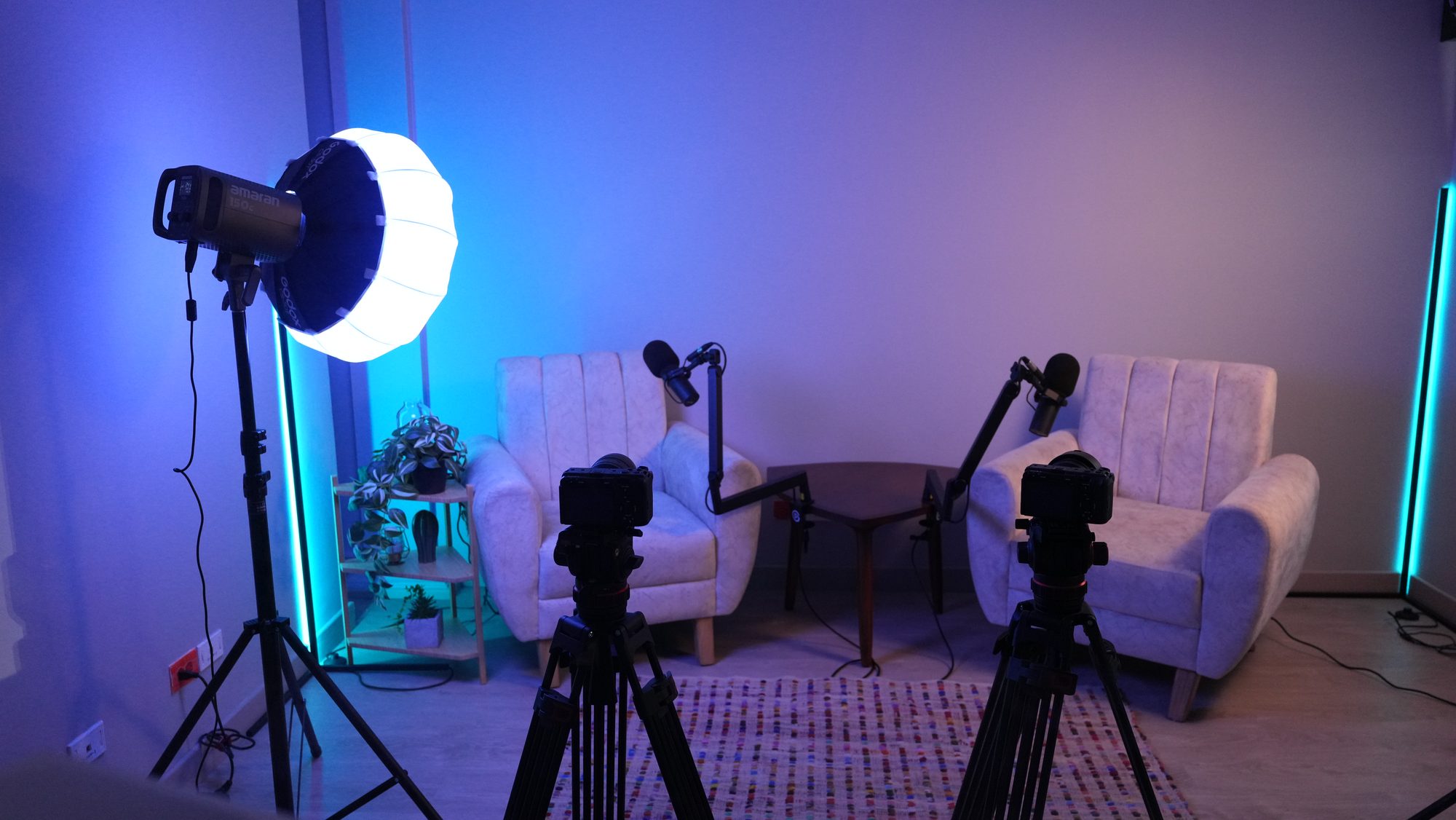 Detrás de cámaras del piso del estudio con luces y cámaras