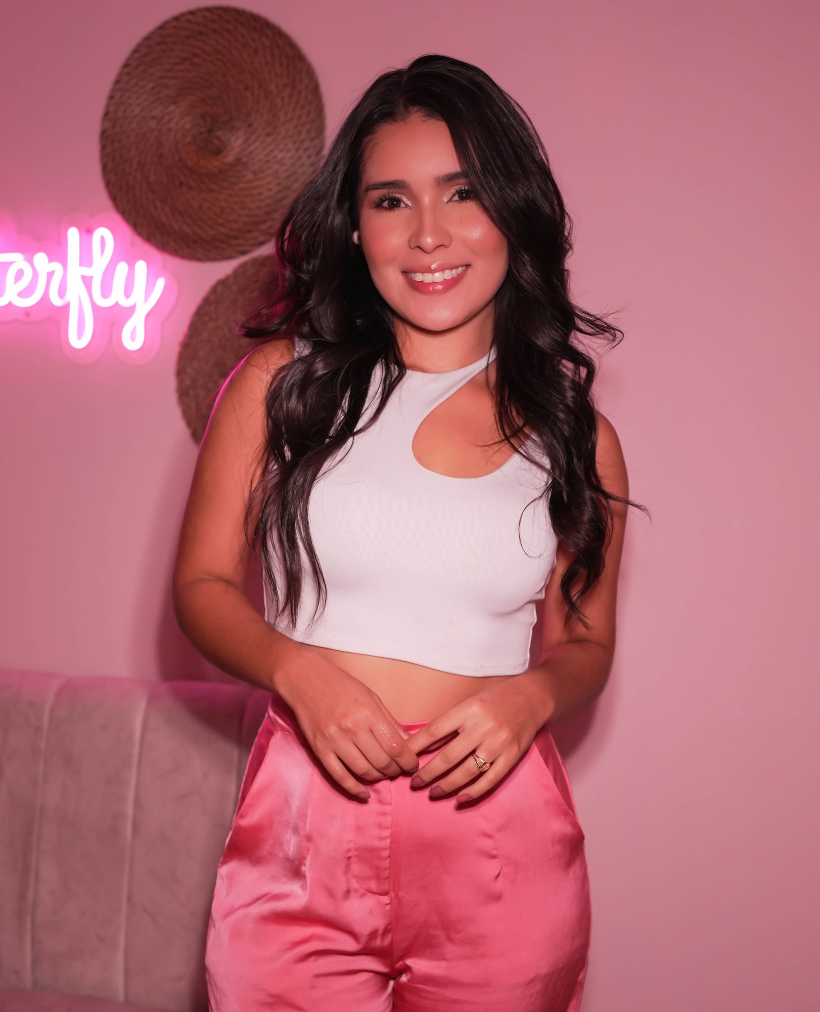 Sesión de retratos de creadores en pared de neón rosa