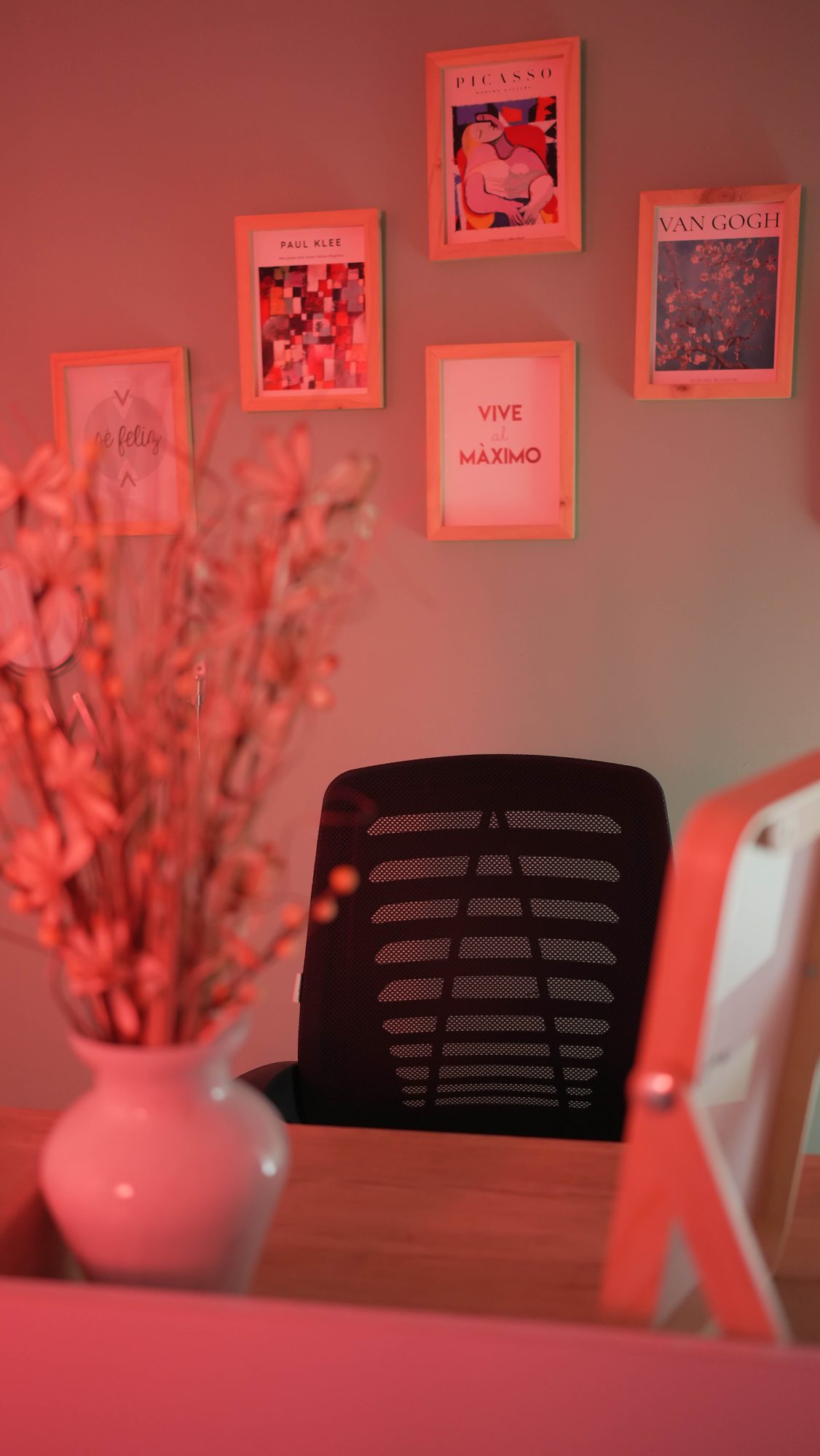 Ángulo alternativo del setup rosa del escritorio de creadora