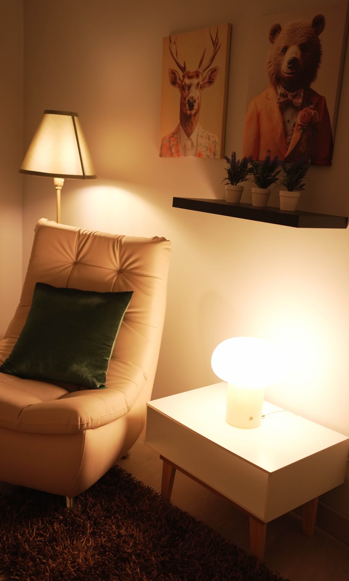 Set de sillón con luz ámbar con mesa auxiliar y obra de arte