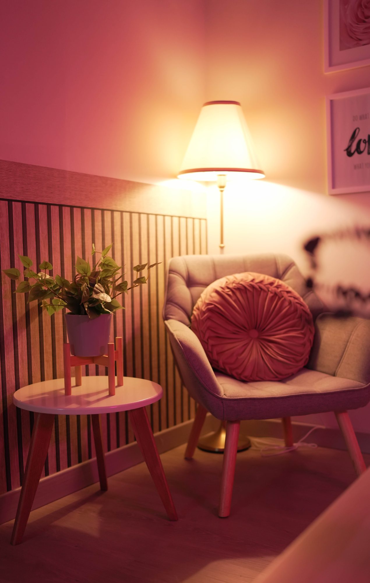 Set de lounge lifestyle cálido con sillones y lámpara de pie