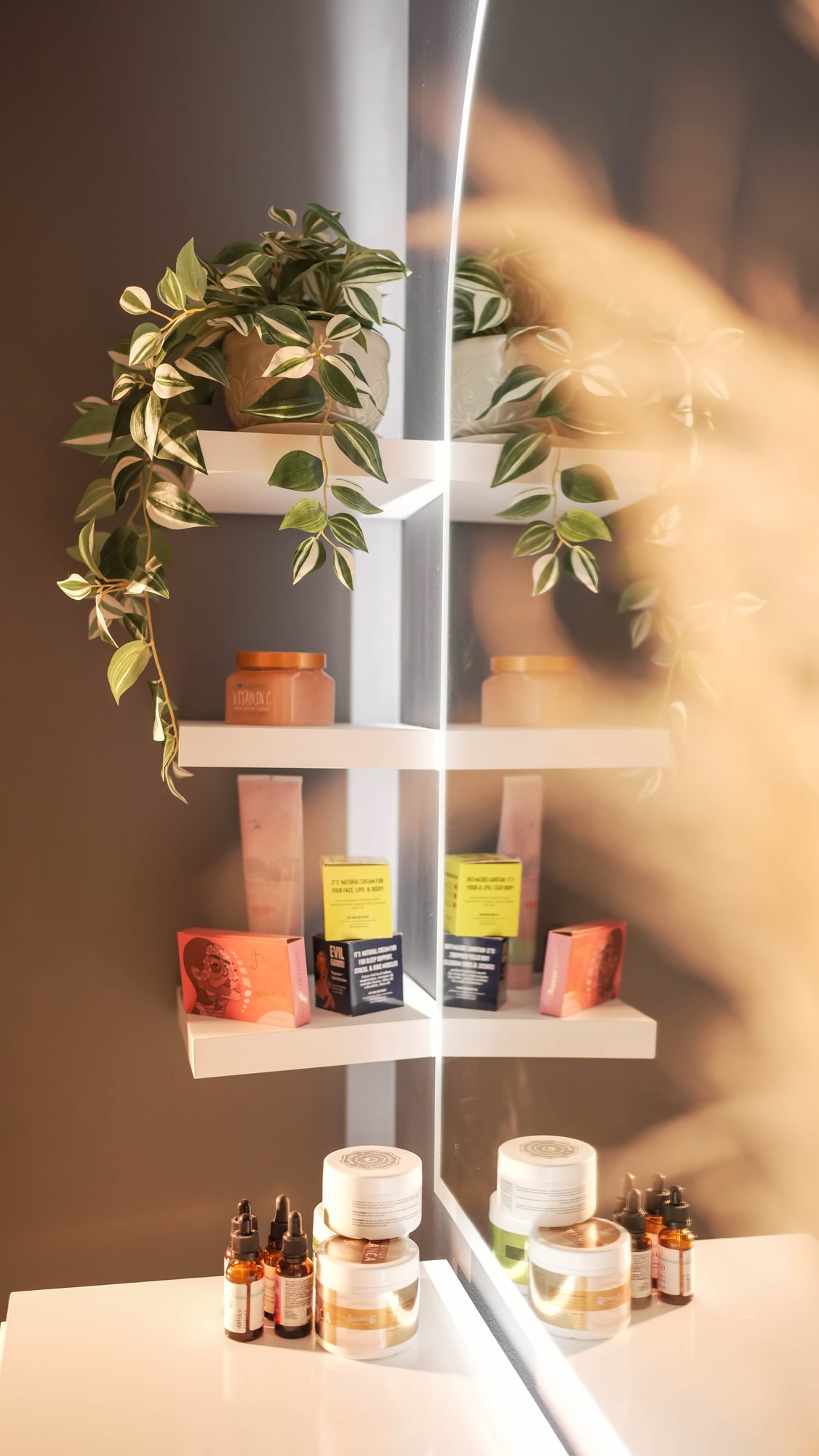 Estante de exhibición de productos estilizado con plantas