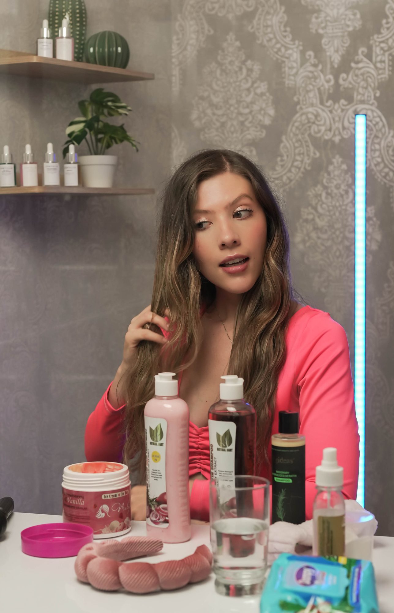 Sesión de producto de belleza con creadora y mesa de productos