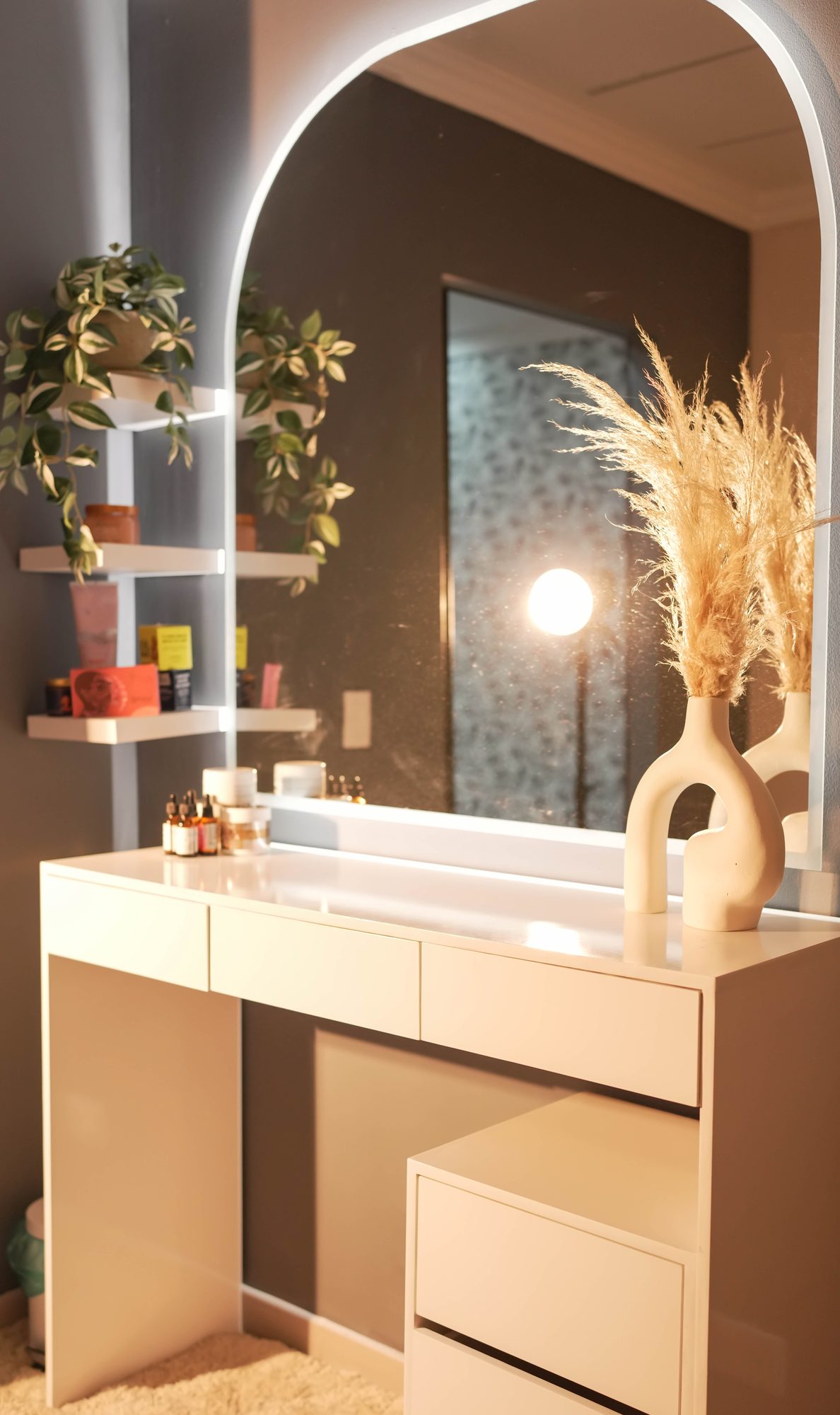 Tocador de belleza con iluminación LED y espejo arqueado